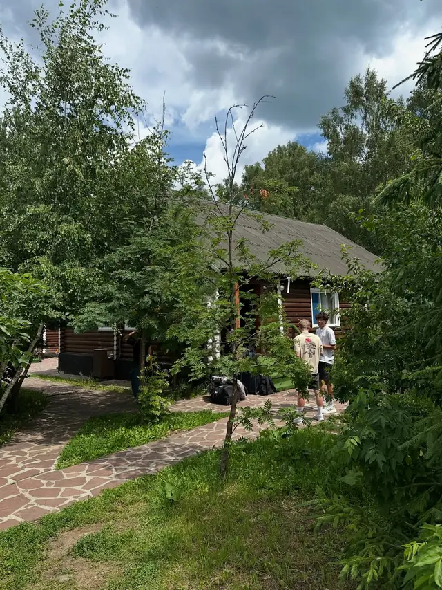 Домик в глубине территории