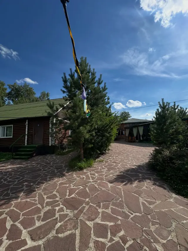 Бревенчатый домик у аллеи