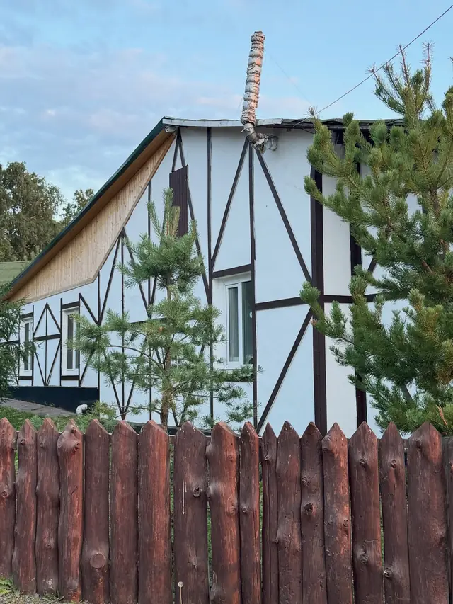 Фахверковый дом за частоколом