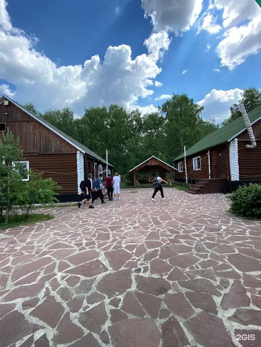 Аллея между домиками